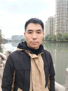 王伟个人简历正面人像，温州城市滨河外景半身形象照，瀚言文化创始人肖像，全域能量文明人物简介配图