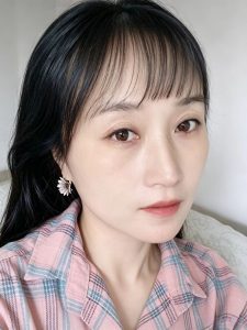 漢顏文化團隊女性成員標準半身頭像，溫和素雅室內人像，新人生存之道核心團隊人物配圖